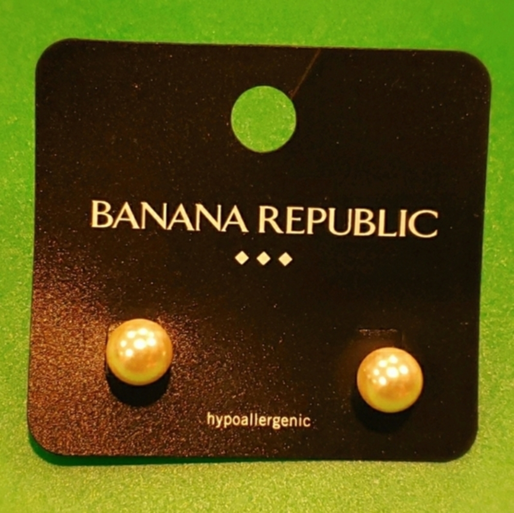 Banana Republic Hypoallergenic pearl earrings NWT